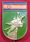 CORÉIA DO NORTE - MOVIMENTO CHOLIMA - PIN/DISTINTIVO - O Movimento Chollima foi um movimento stakhanovita patrocinado pelo Estado na Coreia do Norte com o objetivo de promover o rápido desenvolvimento econômico. Lançado em 1956 ou 1958, o movimento enfatizou "incentivos ideológicos para trabalhar mais duro" e a orientação pessoal de Kim Il-sung em vez de modos racionais de gestão econômica.2O Movimento Chollima foi a primeira de muitas campanhas de mobilização em massa na Coreia do Norte, e provavelmente a mais famosa. Desde então, Chollima se tornou um ícone da Coreia do Norte. Várias estátuas do cavalo alado foram construídas em todo o país