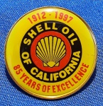 SHELL OIL OF CALIFORNIA - 85 YEARS OF EXCELLENCE   -  DISTINTIVO - ALFINETE - 25 MM - 1912/1997
