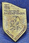 PIN/DISTINTIVO - ALEMANHA ORIENTAL - STASI - COMEMORATIVO/HOMENAGEM A FELIKS DZIERZYNSKI, FUNDADOR DA TCHEKA, PRIMEIRA POLÍCIA SECRETA UNIÃO SOVIÉTICA