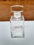 Charmoso perfumeiro executado em cristal de tonalidade predominante translúcida. Mede 9,5 x 4 x 4 cm. Bom estado de conservação, possui leve lasco.