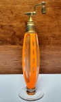 Elegante perfumeiro executado em vidro artístico de murano, ricamente trabalhado em tonalidades translúcida e laranja forte, tampa em metal de excelente fundição. Mede 19,5 x 6 cm. Bom estado de conservação.