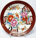 CHINA - Elegante prato de coleção executado em porcelana oriental de ótima qualidade, ricamente decorado com motivos florias e filetes á ouro pintados á mão. Mede 3 cm de altura x 21 cm de diâmetro. Bom estado de conservação.