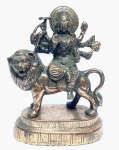 Linda e antiga escultura executada em metal de ótima fundição e qualidade escultórica, representando clássico buda montado em leão chinês Shishi. Mede 26 x 20 x 11 cm. Bom estado de conservação.