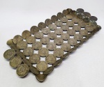 Clássica e antiga bandeja trabalhada com moedas antigas de 200 reis com trabalhos vazados. Mede 27,5 x 13 cm. Bom estado de conservação. Brasil meados do Século XX.