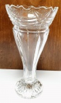 Elegante e grande vaso executado finamente em cristal de tonalidade translúcida, ricamente lapidado com belas variações, linda borda tiotada. Mede 30 cm de altura x 16 cm de diâmetro da borda. Perfeito estado de conservação.