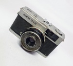 JAPÃO - Antiga e clássica câmera fotográfica de manufatura japonesa modelo Olympus Trip 35. Acondicionada em estojo original. Bom estado de conservação, sem teste de funcionamento, Roda para girar o filme rodando, botão disparo OK.