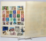 Álbum contendo exatos 175 selos antigos variados de países do mundo todo. Álbum mede 23 x 18 cm. Bom estado de conservação.