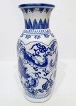 CHINA - Lindo vaso executado em porcelana de ótima qualidade e manufatura oriental, ricamente trabalhado com detalhes em azul cobalto. Mede 30 cm de altura x 11 cm de diâmetro da boca. Perfeito estado de conservação.