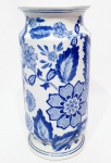CHINA - Lindo vaso executado em porcelana de ótima qualidade e manufatura oriental, ricamente trabalhado com motivos florais e de folhagens em azul cobalto. Mede 28 cm de altura x 12,5 cm de diâmetro da boca. Perfeito estado de conservação.