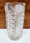 Elegante vaso trabalhado em cristal chumbo de tonalidade translúcida, ricamente lapidado com motivo floral em relevo nas bordas. Mede 16 cm de altura x 09 cm de diâmetro. Perfeito estado de conservação. Brasil meados do Século XX.