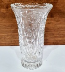 Elegante e antigo vaso executado em cristal de tonalidade translúcido, ricas variações de lapidações, lindo trabalho na borda e base. Mede 15 x 09 cm. Perfeito estado de conservação.