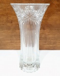 Elegante vaso floreiro executado finamente em cristal de tonalidade translúcida, adornado por rica lapidação, lindo trabalho na base. Mede 22 cm de altura x 11 cm de diâmetro. Perfeito estado de conservação.