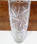 BOHÊMIA - Majestoso e lindíssimo vaso finamente trabalhado em cristal tcheco de excepcional qualidade e manufatura, ricamente trabalhado com variações de lapidações padrão da marca e elegante borda tiotada. Perfeito estado de conservação. Mede 30 cm de altura x 14 cm de diâmetro.