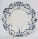 J&G MEAKIN - INGLATERRA - ´´VIOLET´´ - PATENTEADO EUA - Lindo prato de coleção trabalhado em porcelana de excelente manufatura, rico trabalho floral e guirlandas. Mede 22 cm de diâmetro. Perfeito estado de conservação. Acompanha suporte para parede.
