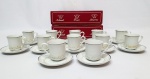 GRUPO REAL PORCELANAS BRASIL - SCHIMIDT, STEATITA & REAL - Elegante e antigo conjunto composto por 12 xícaras para café executadas finamente em porcelana de excelente manufatura nacional, adornadas por rico trabalho floral com filete á prata nas bordas. Acondicionadas em 2 caixas originais com 6 volumes cada. Medem 7 x 10,5 cm cada. Caixas medem 7,5 x 27,5 x 28,5 cm. Perfeito estado de conservação. Brasil meados do Século XX.