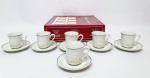 GRUPO REAL PORCELANAS BRASIL - SCHIMIDT, STEATITA & REAL - Elegante e antigo conjunto composto por 06 xícaras para café executadas finamente em porcelana de excelente manufatura nacional, adornadas por rico trabalho floral com filete á prata nas bordas. Acondicionada em caixa original. Medem 7 x 10,5 cm cada. Caixa mede 7,5 x 27,5 x 28,5 cm. Perfeito estado de conservação. Brasil meados do Século XX.