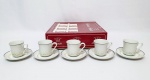 GRUPO REAL PORCELANAS BRASIL - SCHIMIDT, STEATITA & REAL - Elegante e antigo conjunto composto por 05 xícaras para café executadas finamente em porcelana de excelente manufatura nacional, adornadas por rico trabalho floral com filete á prata nas bordas. Acondicionada em caixa original. Medem 7 x 10,5 cm cada. Caixa mede 7,5 x 27,5 x 28,5 cm. Perfeito estado de conservação. Brasil meados do Século XX.