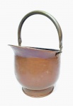 Antiga e grande cesta executada finamente em cobre de excelente fundição, belo trabalho na borda com pegas em metal. Sustentada por base em formato circular. Mede 34 x 33 sem alça levantada e 50 x 33 com alça levantada. Bom estado de conservação. Brasil meados do Século XX.