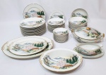 HAYASI - JAPÃO - Lindíssimo e antigo aparelho de jantar executado finamente em porcelana de excelente manufatura, rico trabalho com belo motivo de paisagem oriental e filetes á ouro. Composto por 12 pratos para jantar, 12 pratos para sopa, 12 pratos para sobremesa, 12 pratos para entrada, 01 sopeira, 01 molheira, 01 saladeira e 02 travessas. Perfeito estado de conservação. Sopeira mede 13 x 27 x 22 cm. Travessa maior mede 41 x 29 cm e pratos para jantar medem 26 cm de diâmetro. Japão meados do Século XX.