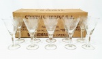 HERING - Elegante lote composto por dez taças para vinho executadas finamente em cristal de tonalidade translúcida de ótima manufatura, ricamente trabalhada com lapidação padrão da marca. Acondicionadas em caixa original. Medem 15,5 x 08 cm. Perfeito estado de conservação. Acondicionadas em caixa original, opcional.