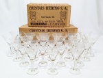 HERING - Elegante lote composto por 24 taças executadas finamente em cristal de tonalidade translúcida de ótima manufatura, ricamente trabalhadas com lapidação padrão da marca. Menores medem 13,5 x 07 cm e maiores 14 x 10 cm. Perfeito estado de conservação. Acondicionadas em caixa original, opcional.