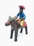 MESTRE DJALMA RODRIGUES - Rara e linda escultura finamente executada em barro de ótima qualidade escultórica representando bela cena senhor montado em cavalo, ricamente trabalhado com cores vibrantes e movimentos, assinado na escultura. Mede 20 x 18 x 5 cm. Bom estado de conservação, possui restauro nas patas dianteiras vide fotos extras.