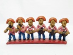 HILDA - Linda e antiga escultura executada em barro de ótima qualidade escultórica, representando bela cena de músicos nordestinos. Mede 10 x 25 x 3,5 cm. Perfeito estado de conservação.