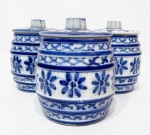 PORCELANA MONTE SIÃO-MG - Lindo e antigo lote composto por três potes executados em porcelana de ótima manufatura nacional, ricos trabalhos florais pintados á mão em azul. Medem 15 cm de altura x 10 cm de diâmetro da boca. Ambos em perfeito estado de conservação. Brasil meados do Século XX.
