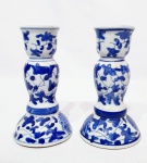 Lindo e antigo par de castiçais executados em porcelana de ótima manufatura, ricos trabalhos florais pintados á mão em azul. Medem 15 cm de altura x 8,5 cm de diâmetro da base. Ambos em perfeito estado de conservação.