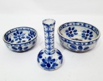 PORCELANA MONTE SIÃO-MG - Lindo lote composto por pandam de tigelas e um vaso floreiro, executados finamente em porcelana de ótima manufatura nacional com ricos trabalhos florais pintados á mão em azul. Tigela maior mede 07 x 16 cm. e vaso floreiro 16 cm de altura x 08 cm de diâmetro da base. Ambos em perfeito estado de conservação.
