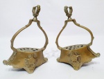 Raro e antigo par de estribos executados em metal de excelente fundição, trabalho em relevo com brasão da República Federativa do Brasil. Medem 18,5 x 14 x 07 cm. Bom estado de conservação.