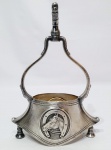 Raro e antigo estribo executado em metal de excelente fundição, trabalho em relevo com motivo de cavalo. Mede 21 x 15 x 6,5 cm. Bom estado de conservação.