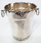REGIA - Elegante balde para gelo trabalhado finamente em metal espessurado á prata de excelente fundição, rico trabalho floral e de uvas nas bordas. Mede 22 cm de altura x 18 cm de diâmetro da boca sem as alças. Bom estado de conservação, possui amassado na parte de baixo imperceptível vide fotos extras, necessita limpeza.