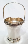 ART-PRATA - Elegante balde para gelo executado em metal espessurado á prata de excelente fundição, rico trabalho de volutas na borda. Mede 15 x 14 cm. sem alça e 25 x 14 cm com alça levantada. Bom estado de conservação.