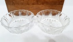 Lindo par de bowls executados em cristal de tonalidade translúcida, adornados por rica lapidação. Medem 7 cm de altura x 20 cm de diâmetro. Perfeito estado de conservação.