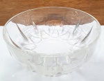 Elegante bowl trabalhado em cristal chumbo de tonalidade translúcida, rica e linda lapidação. Mede 8 cm de altura x 20,5 cm de diâmetro. Perfeito estado de conservação.