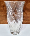 Elegante vaso em cristal de tonalidade translúcida, adornado por ricas lapidações. Mede 18 cm de altura x 10 cm de diâmetro. Perfeito estado de conservação.