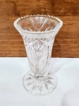 REPÚBLICA TCHECA - Delicado e lindo vaso floreiro finamente executado em cristal da Bohemia de tonalidade translúcida de excelente qualidade e manufatura, ricas e belas variações de lapidação padrão da marca. Mede 12 cm de altura x 06 cm de diâmetro da base. Perfeito estado de conservação. República Tcheca meados do Século XX.