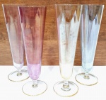 Elegante lote composto por quatro taças executadas finamente em cristais coloridos com ricos filetes á ouro nas bases. Medem aproximadamente 23 cm de altura x 07 cm de diâmetro cada. Bom estado de conservação.