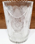 REPÚBLICA TCHECA - Majestoso e charmoso vaso finamente trabalhado em cristal da Bohemia de excepcional qualidade e manufatura, ricas e belas variações de lapidações padrão da marca e elegante trabalho na borda. Impecável estado de conservação. Mede 25 cm de altura x 19 cm de diâmetro. República Tcheca meados do Século XX.