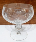 REPÚBLICA TCHECA - Elegante e grande centro de mesa finamente trabalhado em cristal da Bohemia de tonalidade translúcida, riquíssima lapidação padrão da marca. Mede 22,5 cm de altura x 17,5 cm de diâmetro da boca. Perfeito estado de conservação. República Tcheca meados do Século XX.