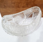 REPÚBLICA TCHECA - Belíssima e elegante fruteira centro de mesa, finamente trabalhada em cristal da Bohemia de excepcional qualidade e manufatura, ricas e lindas variações de lapidações padrão da marca. Mede 14 x 24 x 15 cm. Impecável estado de conservação.