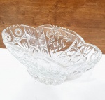 Belíssima fruteira centro de mesa, finamente trabalhada em cristal de ótima qualidade e manufatura, ricas e lindas variações de lapidações. Mede 11 x 27 x 15 cm. Impecável estado de conservação.