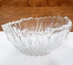 Charmoso centro de mesa executado em cristal de tonalidade translúcida, ricamente lapidado com linda borda. Mede 07 x 19 x 13,5 cm. Perfeito estado de conservação.