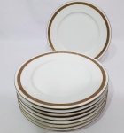 BAVARIA - Antigo e lindo lote composto por oito pratos rasos finamente trabalhados em porcelana de excelente qualidade e manufatura, rico trabalho com filetes e coberturas á ouro nas bordas. Medem 24,5 cm de diâmetro. Bom estado de conservação.