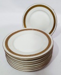 BAVARIA - Antigo e lindo lote composto por oito pratos rasos finamente trabalhados em porcelana de excelente qualidade e manufatura, rico trabalho com filetes e coberturas á ouro nas bordas. Medem 15 cm de diâmetro. Bom estado de conservação.