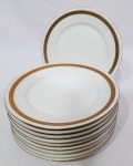 BAVARIA - Antigo e lindo lote composto por dez pratos rasos finamente trabalhados em porcelana de excelente qualidade e manufatura, rico trabalho com filetes e coberturas á ouro nas bordas. Medem 20,5 cm de diâmetro. Bom estado de conservação.