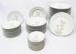 REAL - Lindíssimo jogo de pratos composto por 58 peças, sendo 22 pratos rasos para jantar, 12 pratos fundos para sopa, 12 pratos rasos para sobremesa e 12 pratos rasos para entrada, trabalhados finamente em porcelana de excelente qualidade e manufatura nacional, rico trabalho floral com filetes á ouro nas bordas. Pratos maiores medem 26 cm de diâmetro e menores 15 cm diâmetro. Bom estado de conservação. Brasil meados do Século XX.