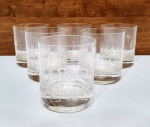HERING - Belíssimo jogo de 06 copos para whisky finamente executados em cristal de tonalidade translúcida de ótima manufatura nacional, clássica lapidação da marca. Medem 09 x 7,5 cm cada. Perfeito estado de conservação.