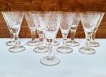 HERING - Belíssimo jogo de 10 cálices finamente executados em cristal de tonalidade translúcida de ótima manufatura nacional, clássica lapidação da marca. Medem 10 x 05 cm cada. Perfeito estado de conservação.